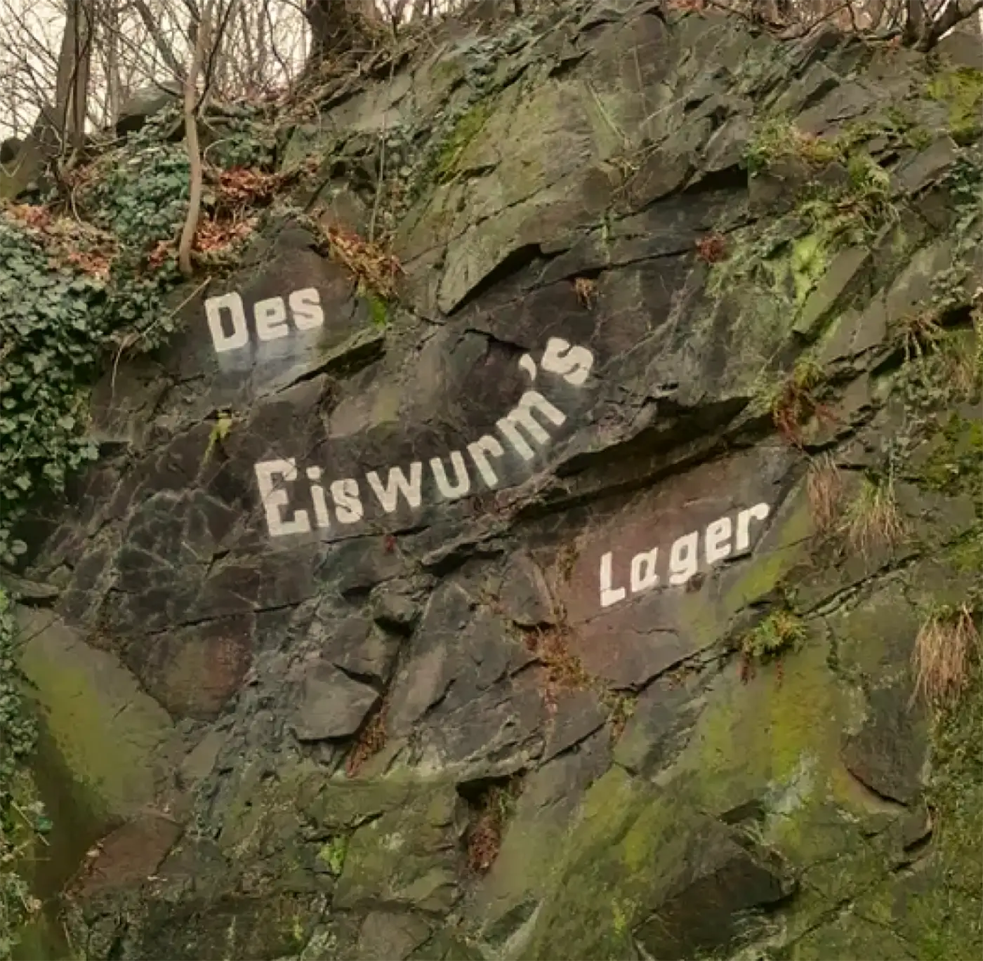 Felswand mit der historischen Aufschrift „Des Eiswurm's Lager“ im Plauenschen Grund
