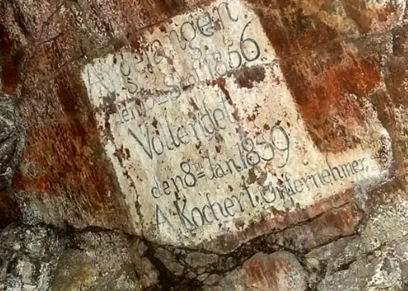 Historische Inschrift im Felsen der Brauerei zum Felsenkeller